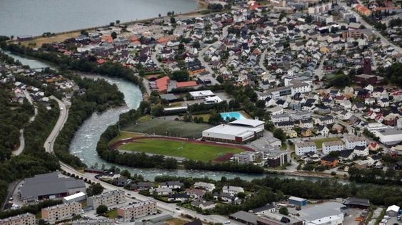 NEDGANG: I Årdal kommune held folketalet fram med å gå nedover i 2017. Etter første halvår har kommunen mista 32 innbyggjarar.