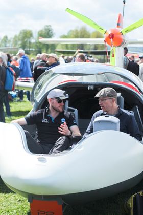 Tomas Brødreskift i prototypen av det norske hybridelektriske amfibieflyet P2 Xcursion fra Equator Aircraft.