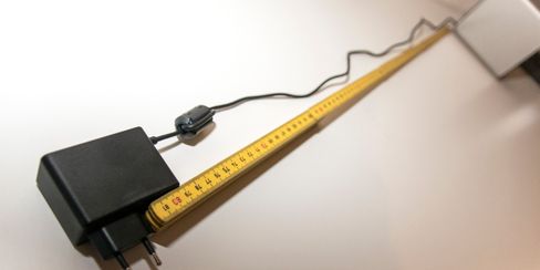 Det er ikke den heftigste maskinvaren man får for 16 000 kroner her, men ... hvorfor i himmelens navn er kabelen bare 80 centimeter? Dingsen har bare nok batteri til en times drift, og må i praksis lades hele tiden. Ser vi på produktet forøvrig er det spart penger nesten i alle hjørner - så hvorfor den skyhøye prislappen?