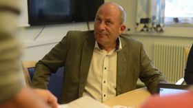 KJEKT: Ordførar Jarle Aarvoll i Sogndal set pris på å få kunnskapsministeren på besøk midt på sommaren.