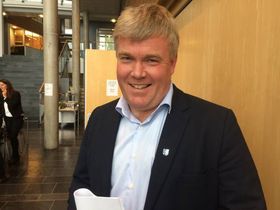SENTRALISERING: Ivar Kvalen (Sp), ordførar i Luster, er ein av to artikkelforfattarar som syng ut si meining om korleis regjeringa har handsama saka om eigedomsskatt på verker og bruk og kapitaliseringsrenta
