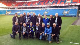 CUPHELT: Jon Navarsete (øvst til høgre) meiner kunstgras har for stor bruksverdi til at gras kan føretrekkast. Her er han med gjengen som feira cupfinalejubileum på Ullevål i fjor.