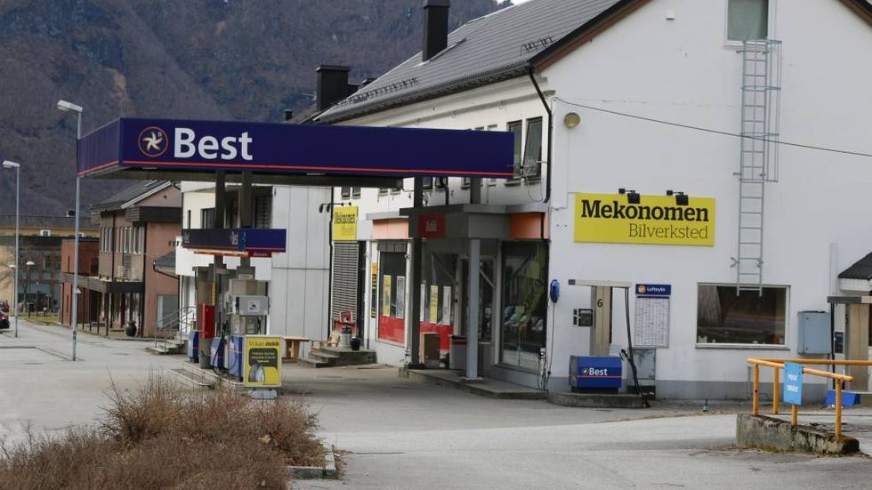USIKKER FRAMTID: Bilverkstaden på Årdalstangen går ei usikker framtid i vente. Eigarane har ikkje greidd å erstatta ein mekanikar som slutta, og vurderer no å selja eller leiga ut til andre.
