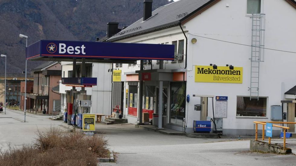 USIKKER FRAMTID: Bilverkstaden på Årdalstangen går ei usikker framtid i vente. Eigarane har ikkje greidd å erstatta ein mekanikar som slutta, og vurderer no å selja eller leiga ut til andre.