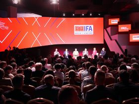 Panelet på IFA-messens globale pressemøte i Lisboa: Christian Göke (f. v., Messe Berlin), Jens Heithecker (IFA), Hans-Joachim Kamp (GFU), Jürgen Boyny (GfK), konferansier Monika Jones og Georg Walkenbach (ZVEI). Foto: Stian Sønsteng