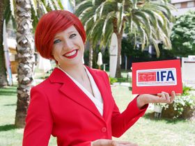 Miss IFA er ny av året, men har det samme røde håret som sine forgjengere. Her er hun fotografert i hagen utenfor Lisbon Marriott Hotel, der messens årlige pressemøte ble arrangert i april. Foto: Stian Sønsteng.