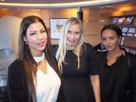 Servicetelefonen leverer telefon- og support tjenester til en rekke leverandører og verksteder. Her representert med Amina El-Katat (f. v.), Veronica Tettenborn og Royane Harkati.