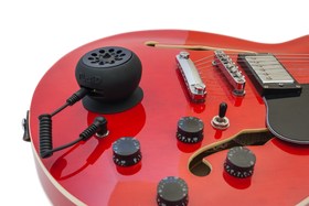 Fluid Audio Strum Buddy: Portabel gitar forsterker m/høyttaler og effekter. Pris 700.-.