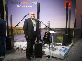 Øystein Johnsen i Lydrommet AS viser den aktive søylehøyttaleren Eon One Pro, med innebygd batteri som skal gi fem timer spilletid.