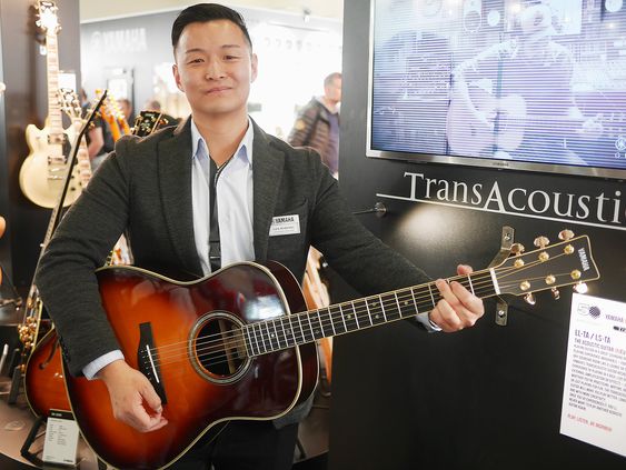 Lars Andersen, skandinavisk produktspesialist for gitarer og trommer, viser Yamaha TransAcoustic med innebygd chorus og reverb.