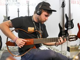 Yamahas nye Silent Guitar bruker mikrofonsimuleringsteknologien SRT (Studio Response Technology) som plukker opp vibrasjonene i strengene og overfører denne til hodetelefonene.