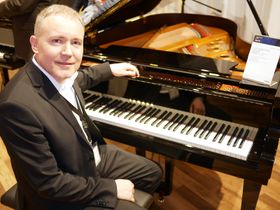 Erik Sæther, skandinavisk produktsjef for piano i Yamaha, med flygelet S7X i premiumserien SX.