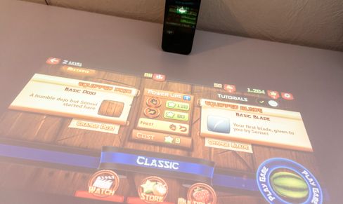 Alle vanlige nettbrettapper virker, mens telefonapper virker selv om de er litt kronglete i så stor størrelse. Det kuleste du kan gjøre med Xperia Touch er å spille Fruit Ninja, men er det virkelig verdt så mange penger?