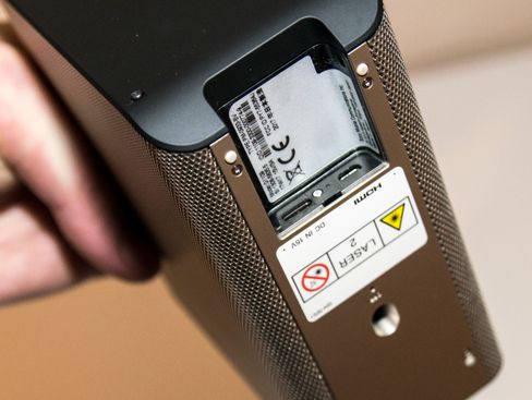 Den lades med USB-C, men at du har en lader for standarden betyr ikke at du kan kaste den som følger med. Den leverer nemlig svært mye mer strøm enn en gjengs mobillader.