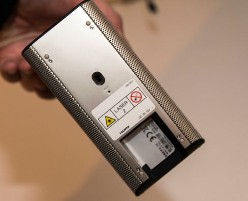 En sensor under registrerer om boksen er i kontakt med overflaten den projiserer på, og skrur av eller på berøringssensoren.