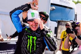 Simen til høyre - tar bilder av champagnefeiring under et VM i rallycross.