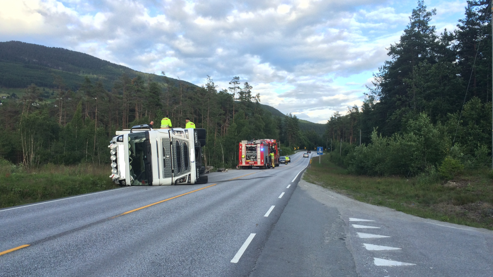 VELTA: Den eine vegbana ved Vesterland har vore stengd torsdag kveld grunna trailervelt. Foto: Halvor Farsund Storvik
