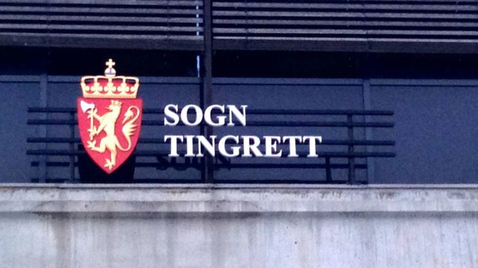 TILTALT: Ein mann i 30-åra må møta i Sogn og fjordane tingrett tiltalt for å ha sparka ein politimann i skrittet, samt ulovleg oppbevaring av narkotika.