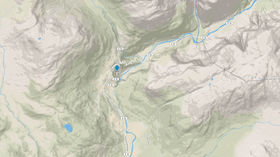 FREDAG: Personbilar kan køyra Stalheimskleiva forbi rasstaden. E16 blir truleg opna att fredag ettermiddag. Kart: Mapbox