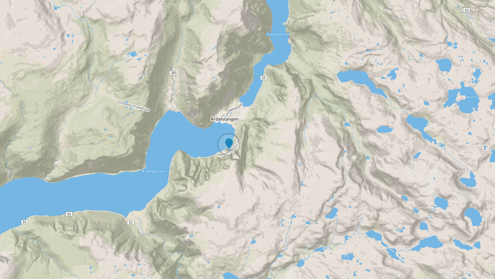 STENGD: Fylkesveg 53 vart stengd rett før klokka 13 måndag grunna ei laus plate. Kart: Mapbox