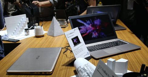 VivoBook Pro 15 i åpen og lukket tilstand.