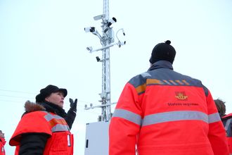 E8 i Troms skal være et pilotprosjekt for intelligente transportløsninger og har fått opp både værstasjon og ulike sensorer for å kunne gi trafikantene sanntidsinformasjom om vær og føre.