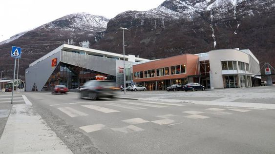STOPP PÅ TORGET: Omsetninga i handelen har auka med fire prosent frå 2015 til 2016. No jobbar kommunen med å få fleire til å stoppa på torget når dei passerer.
