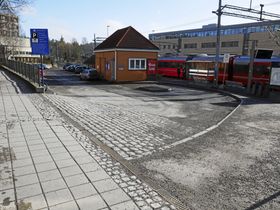 MANGE PENDLER HERFRA: Mange benytter seg av pendlerparkeringene ved Kolbotn stasjon, sett bakerst i dette bildet. For dem blir det nå en ny ordning med app fremfor den gamle ordningen.