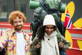 Haddy N'jie og Mikkel Niva under presentasjon av programlederne til Sommeråpent 2017 NRK, på perrongen ved Lørenskog stasjon.Foto: Berit Roald / NTB scanpix.
