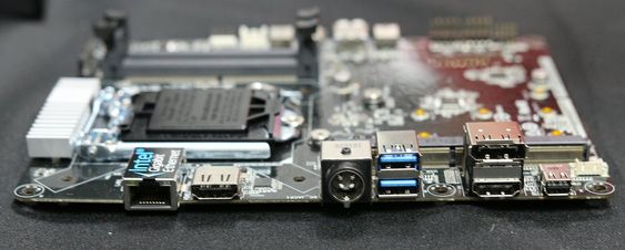 Hovedkortet har fire skjermutganger: 2 x HDMI, DisplayPort og Mini DisplayPort.