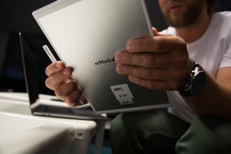 Baksiden av brettet er laget i aluminium. Dette er tydeligvis Mats sitt eksemplar og prototyp nummer 7 i rekken.