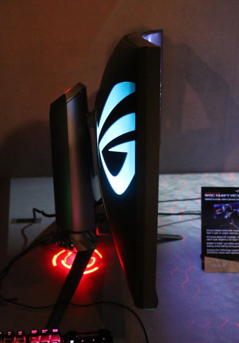 Aura RGB-belysningen i bakkant kan konfigureres som du vil, og kan også tilpasse seg andre tilkoblede Asus-enheter for en enhetlig profil på spilloppsetet ditt.
