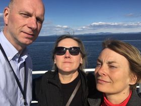 Adresseavisens Åfjord-utsendte. Fra venstre: Fotograf Rune Petter Ness og journalistene Grete Holstad og Aagot Opheim.