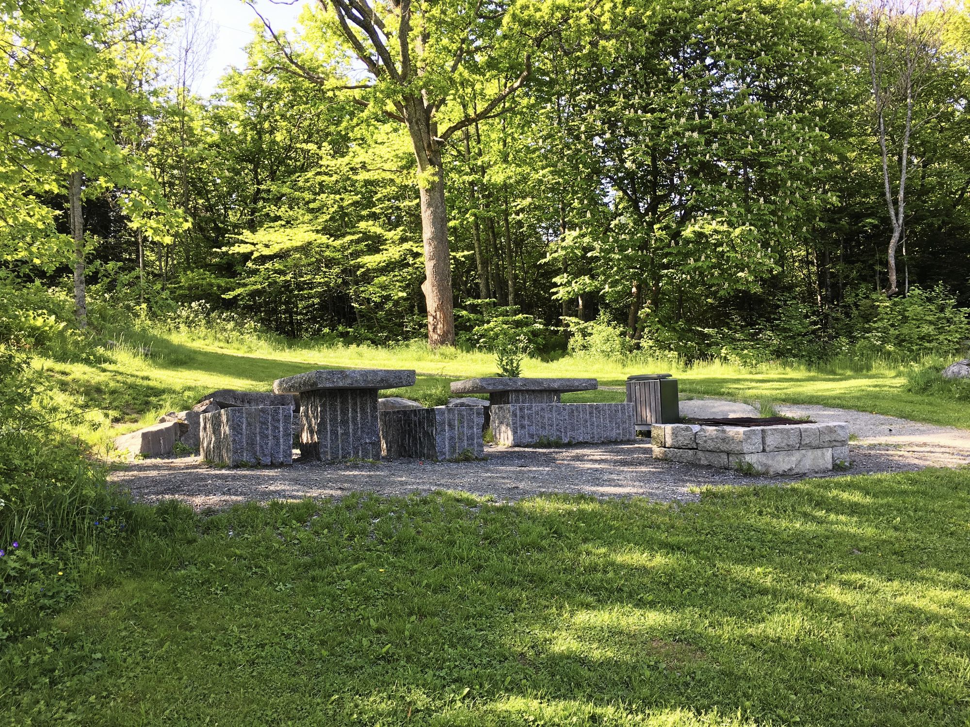 PARK: I tillegg til badestrand og brygge, er det også toalett og sitte/grillplasser på området.