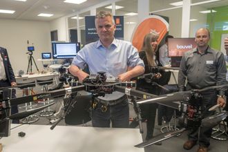 Bygger droner: Det er ikke helt vanlige droner sjefen i Bergen Robotics, Nils Jacob Berland, bygger for eSmarts system. De koster noen hundre tusen hver og sensorpakken vil koste noe i samme størrelsesorden