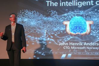 Fjær i hatten: Microsoft ved teknologidirektør John Henrik Andersen, er mildt sagt begeistret over å ha fått eSmart Systems som kunde.