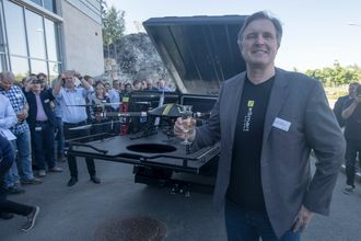 Skål: En spesialbygget terrengbil skal kjøre dronene rundt i vanskelig terreng. Den kraftige dronene på lasteplanet kunne ikke fly med så mye mennesker rundt.