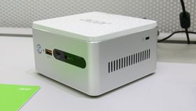 Fronten har vanlig USB og den relativt nye USB Type-C.