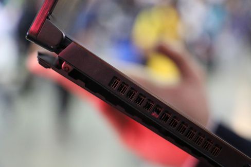 Asus Zephyrus åpner seg i bunn for å slippe til mer luft når du bruker den.