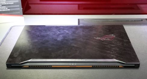 Asus Zephyrus, for anledningen ikledd et hundretall gadgetkåte journalisters fettete fingermerker. Finishen er egentlig veldig lekker!