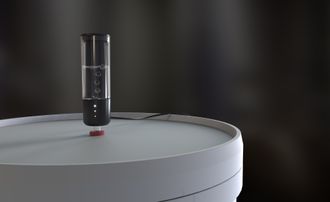 Den digitale gjæringslåsen monteres som en vanlig gjæringslås. Den får strøm via en USB-kabel.