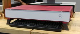 Tastaturet kan stues bort under kabinettet.
