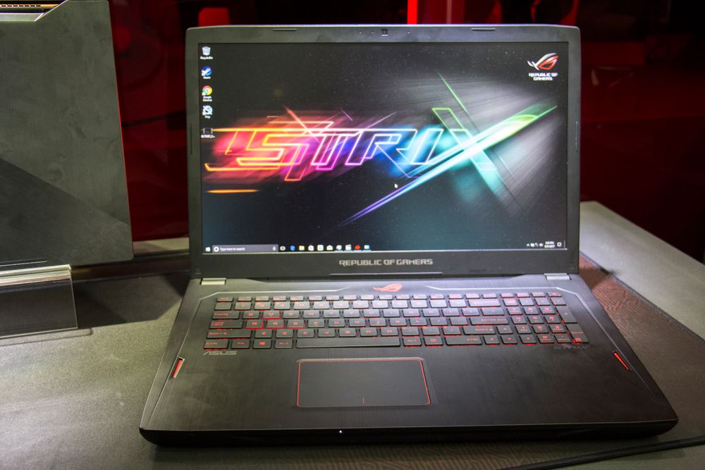 Asus' ROG Strix GL702ZC er verdens første AMD Ryzen-baserte spillbærbare. Prosessoren får følge av et RX 580 4GB-grafikkort fra samme produsent.
