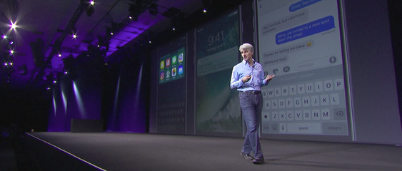 Craig koser seg med Siri-nyhetene på scenen.
