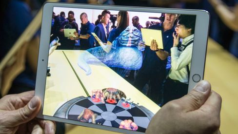 Foreløpig er første app ut med AR-støtte på iPad en slags sjakkutgave hentet fra Star Wars. Jabba The Hut er naturligvis med, og detaljene som speiles i brettet er fra romskipet Millennium Falcon.