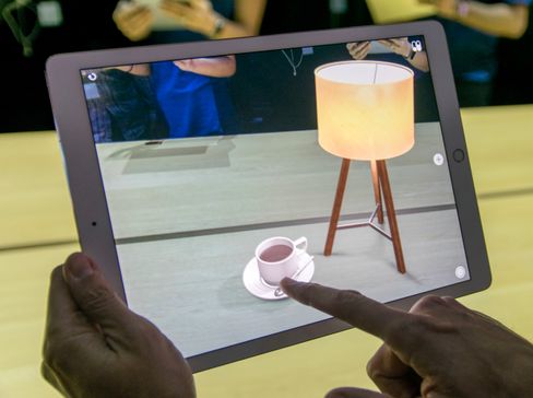 Ar Kit kaller Apple løsningen sin for støtte av utvidet virkelighet-apper. Det funker noenlunde bra, men har ikke like gode fysiske forutsetninger som Google Tango-løsningen med dybdekamera.
