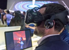 Mange tok turen innom for å prøve ut VR fra både MacBook og iMac.