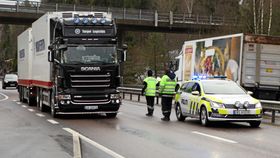 KONTROLLERER: Politiet har jevnlig kontroller på E18 over Svartskogtoppen. Bildet er tatt fra en kontroll tidligere i år og er kun et illustrasjonsbilde.