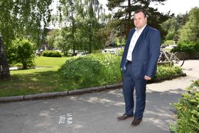 IKKE VELDIG IMPONERT: – Det er sjelden vi opplever tagging i Oppegård kommune, sier ordfører Thomas Sjøvold. Her foran Oppegård rådhus som har fått fortauet tagget med tre diskre miljøvernbudskap.