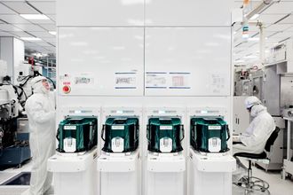 Her forbereder IBM-forskere ved SUNY Polytechnic Institute Colleges of Nanoscale Science and Engineering test-wafere med 5 nanometer transistorer basert på nano-ark.